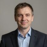 Портрет уверенного бизнесмена компании Ральф Арт на нейтральном фоне в студийном освещении