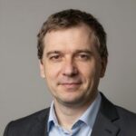 Портрет уверенного бизнесмена компании Ральф Арт на нейтральном фоне в студийном освещении